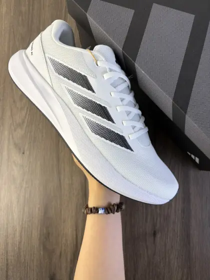 阿迪达斯 Adidas DURAMO RC训练备赛轻盈跑步运动鞋男女同款新款 厚底增高老爹鞋,这双跑步鞋的鞋面采用了合成革、PU和织物材料.这样混合材质的设计不仅提升了鞋子的耐用性,还增加了透气性.这意味着即便你在寒冷冬季出门跑步,依然能保持双脚的干爽与舒适.这双鞋不仅是入门跑鞋,更是为那些想要开始跑步训练的人提供了舒适的选择.在功能特点上,这款DURAMO RC可谓是集轻盈与支撑力于一身.鞋子的设计经过精心考量,旨在为跑者提供足够的支撑力,从而减少长时间运动带来的疲劳感.轻盈的鞋身让每一步都显得格外轻松,即便是长距离跑步,也不会让你感到沉重.这对于刚开始跑步的人来说尤为重要,因为它能有效降低运动损伤的风险.DURAMO RC还有一个不能忽视的地方,那就是它的系带设计.这样的设计不仅让鞋子更贴合脚型,还在一定程度上提升了跑步时的稳定性.无论是快速冲刺还是慢跑,这双鞋都能很好地抓住你的双脚,让你感受到来自鞋子的安全感. 货号: ID2704 2⁄3 371⁄3 38 382⁄3 391⁄3 40 402⁄3 411⁄3 42 422⁄3 431⁄3 44 45 46 编码688